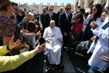 Papa Francisco em aparição surpresa na praça de São Pedro