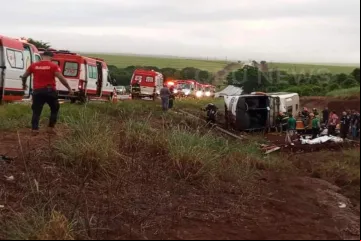 Acidente com ônibus que levava romeiros deixou 12 mortos ontem (1) na rodovia Deputado Cunha Bueno (SP-253).