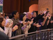 Fiéis rezando no Santuário Nacional Aparecida.