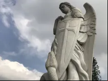 São Miguel Arcanjo derrotando a serpente, o diabo, no topo do morro Tepeyac, em Villa de Guadalupe, na Cidade do México