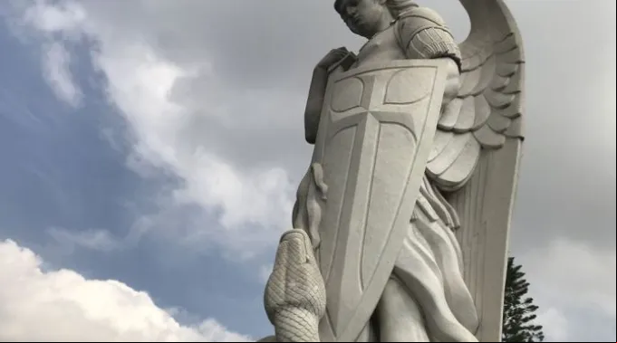 São Miguel Arcanjo derrotando a serpente, o diabo, no topo do morro Tepeyac, em Villa de Guadalupe, na Cidade do México ?? 