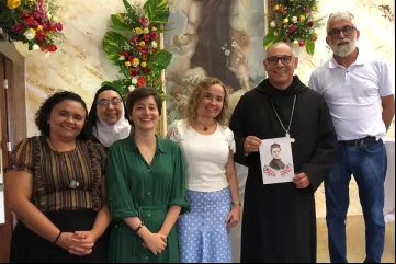 As candidatas à ordem das virgens Samara Marcolino, Vitória Vasconcelos e Roberta Moreira com a madre Bernadete, dom Gregório Paixão e padre Evaristo Marcos