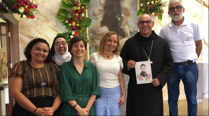 As candidatas à ordem das virgens Samara Marcolino, Vitória Vasconcelos e Roberta Moreira com a madre Bernadete, dom Gregório Paixão e padre Evaristo Marcos