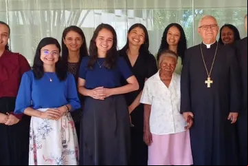Virgens consagradas com o arcebispo emérito do Ordinariado Militar, dom Fernando Guimarães, e o núncio apostólico, dom Giambattista Diquattro