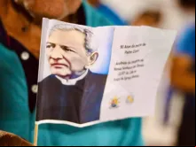 Fiel segura bandeirinha de padre Cícero