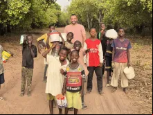 Padre Paulo Henrique Almeida com crianças na Guiné-Bissau.