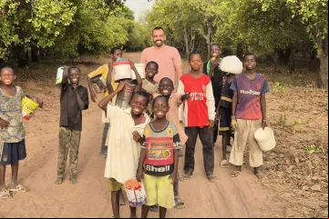 Padre Paulo Henrique Almeida com crianças na Guiné-Bissau.