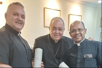 Monsenhor André Sampaio de Oliveira, cardeal Orani João Tempesta e cônego Jorge André Pimentel.