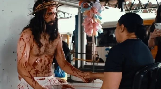Ator vestido de Jesus no terminal Padre Pelágio, em Goiânia