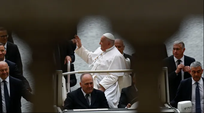 Papa cumprimenta fiéis ?? 