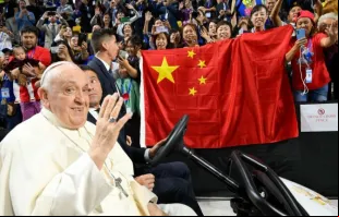 O papa Francisco perto de fiéis chineses em Ulan Bator (Mongólia).