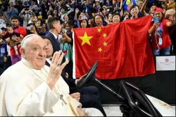 O papa Francisco perto de fiéis chineses em Ulan Bator (Mongólia).