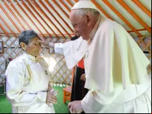 O papa se reúne com a senhora Tsetsege numa ger.