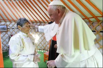 O papa se reúne com a senhora Tsetsege numa ger.