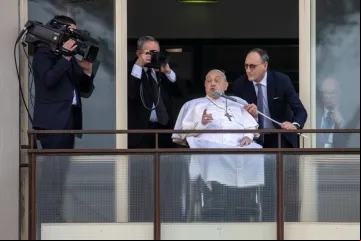 Papa Francisco no balcão do Hospital Policlínico Agostino Gemelli, em 23 de março