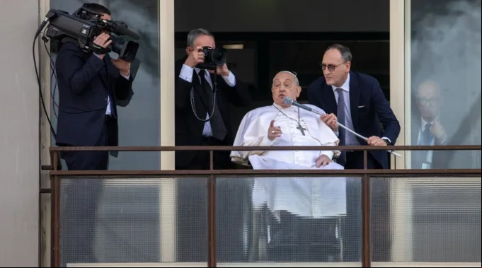 Papa Francisco no balcão do Hospital Policlínico Agostino Gemelli, em 23 de março