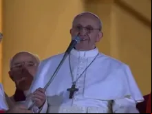 Papa Francisco fala pela primeira vez aos fiéis depois de sua eleição em 13 de março de 2013