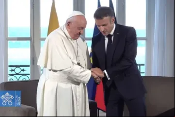 Papa Francisco e Emmanuel Macron.