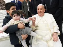 Papa Francisco com crianças em audiência geral na Aula Paulo VI, no Vaticano, em fevereiro de 2025.