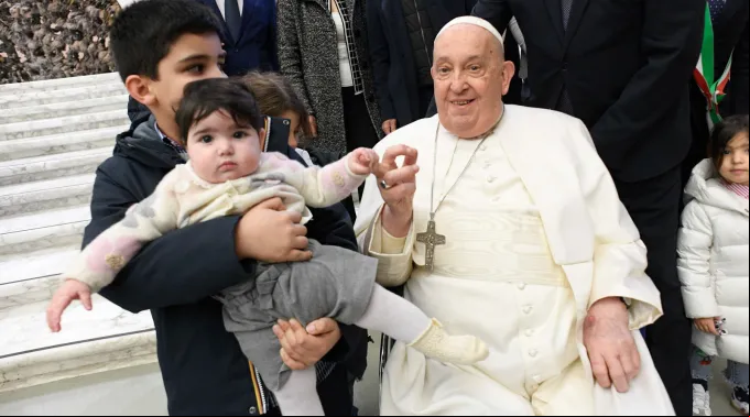 Papa Francisco com crianças em audiência geral na Aula Paulo VI  em fevereiro de 2025 ?? 