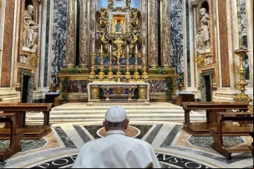Papa Francisco reza diante da Virgem Salus Populi Romani