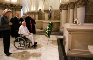 Papa Francisco reza no túmulo do rei Balduíno