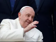 Papa Francisco saúda fiéis no fim de sua audiência geral semanal na Praça de São Pedro, no Vaticano, em 13 de novembro de 2024.