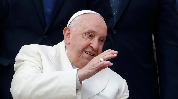 Papa Francisco saúda fiéis no fim de sua audiência geral semanal na Praça de São Pedro em 13 de novembro de 2024 ?? 