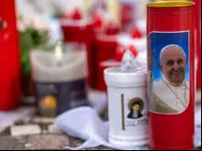 Pessoas deixam velas e rezam pelo papa Francisco em frente ao Hospital Policlínico Agostino Gemelli, em Roma, onde Francisco está internado.