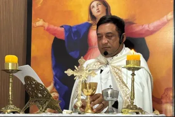 Padre Cícero Santos da Silva celebrando a missa na paróquia pessoal maronita de Nossa Senhora da Assunção.