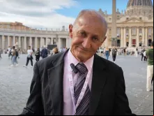 O miraculado Paulo Gontijo na Praça de São Pedro, no Vaticano.