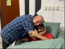 Pedro Santos Silva com seu pai adotivo Tônio.