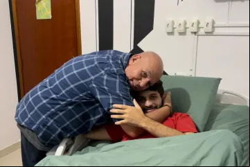 Pedro Santos Silva com seu pai adotivo Tônio.