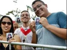 Jovens com relíquia de Isabel Cristina, na beatificação