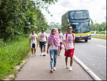 Peregrinos na estrada a caminho do Círio de Nazaré