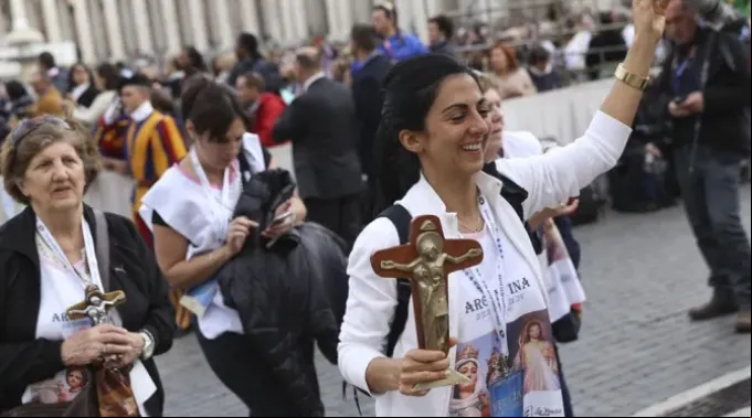 Peregrinos em vigília de oração na Praça de São Pedro, no Vaticano. ?? 