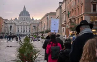Peregrinos do Jubileu 2025 caminham pela Via della Conciliazione a caminho da basílica de São Pedro, no Vaticano.