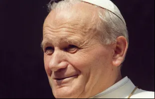 Papa são João Paulo II em audiência geral na praça de São Pedro, no Vaticano, em 21 de outubro de 1981.