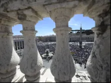 Peregrinos reunidos na praça de São Pedro para a oração do Regina Coeli e o discurso do papa no domingo (5).