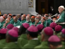 Papa Francisco fala aos bispos reunidos na basílica de São Pedro, no Vaticano, para a missa de encerramento do Sínodo da Sinodalidade hoje (27)