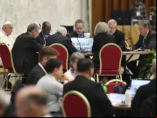 Papa Francisco reunido com alguns delegados do Sínodo da sinodalidade em uma mesa redonda na Sala Paulo VI, no Vaticano, em 17 de outubro de 2024