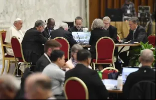 Papa Francisco reunido com alguns delegados do Sínodo da sinodalidade em uma mesa redonda na Sala Paulo VI, no Vaticano, em 17 de outubro de 2024