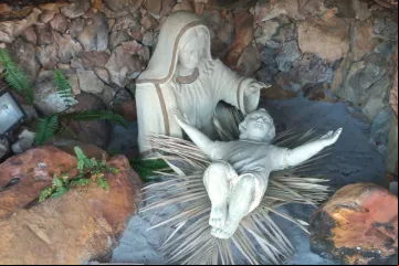 Imagens de Nossa Senhora e do Menino Jesus no Presépio Natural Mãos de Deus