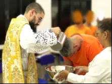 Padre Allisson Muryel batiza preso em Campo Grande (MS).