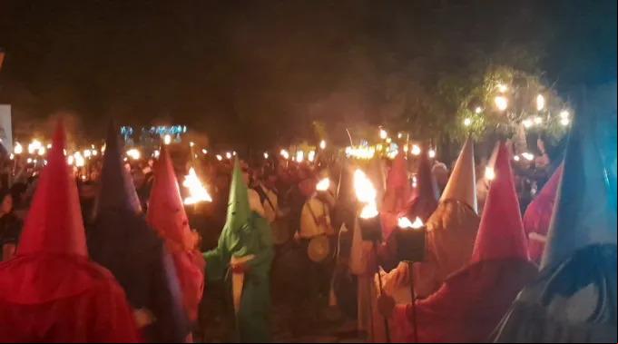 Procissão do Fogaréu em cidade de Goiás (GO)