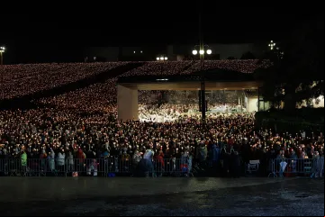 Procissão das Velas no Santuário de Fátima em 12 de maio de 2025.