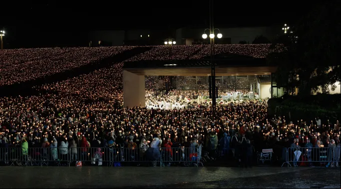 Procissão das Velas no Santuário de Fátima em 12 de maio de 2025. ?? 