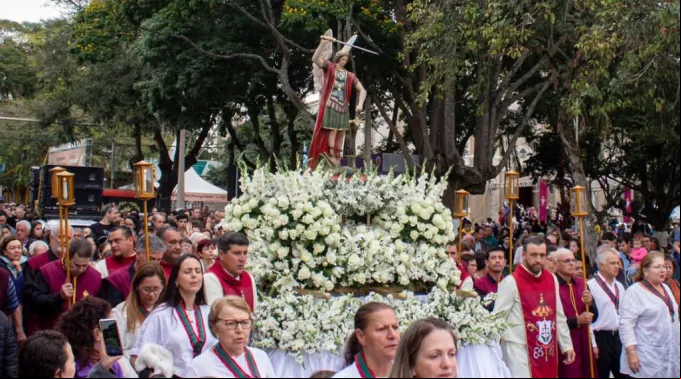 Procissão de são Miguel Arcanjo, na cidade de São Miguel Arcanjo (SP)