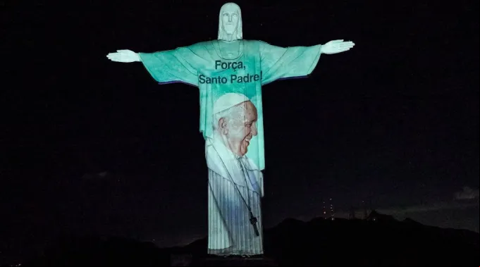 Projeção no Cristo Redentor em homenagem ao papa Francisco