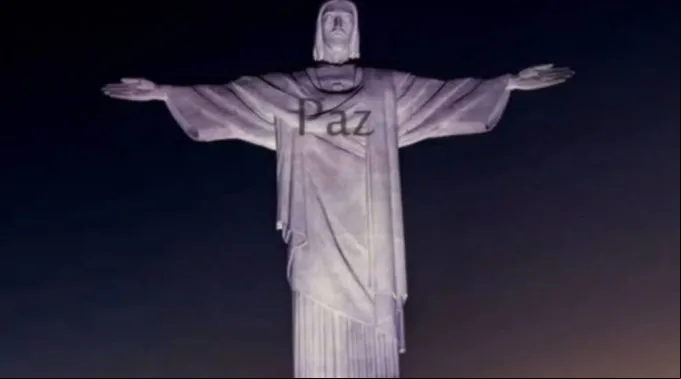 Projeção de "paz" no Cristo Redentor